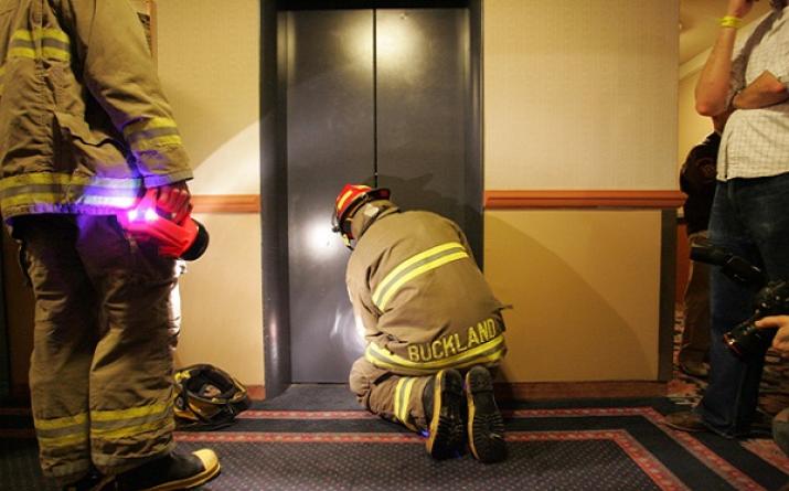 Что значит видеть во сне падающий или поднимающийся лифт Сон застрять в лифте с мужчиной