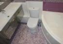 Felújítás egy kis fürdőszobában: modern kialakítás, a térrel való munka