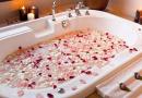 Θεραπείες SPA στο σπίτι: μπάνιο με ροδοπέταλα