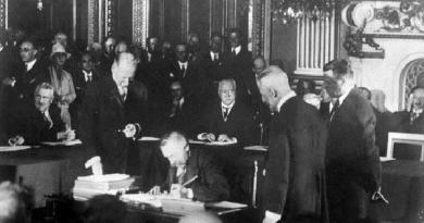 Szerződés a háborúról való lemondásról, mint a nemzeti politika eszközéről (Kellogg-Briand paktum) Az 1928-as Kellogg-Briand paktum rendelkezik