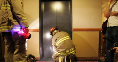 Τι σημαίνει να βλέπεις ένα ασανσέρ να πέφτει ή να ανεβαίνει σε ένα όνειρο; Ονειρεύεσαι ότι είσαι κολλημένος σε ένα ασανσέρ με έναν άντρα
